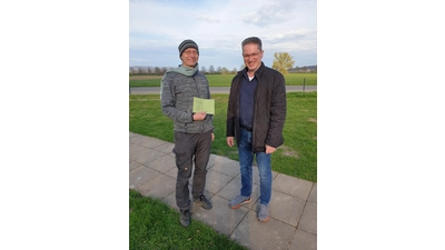 Christoph Nerling hat zusätzlich den Fachbereich „Rally Obedience” bestanden. Volker Winter übergab jetzt die entsprechenden Ausbilderscheine.  (Foto: ste)