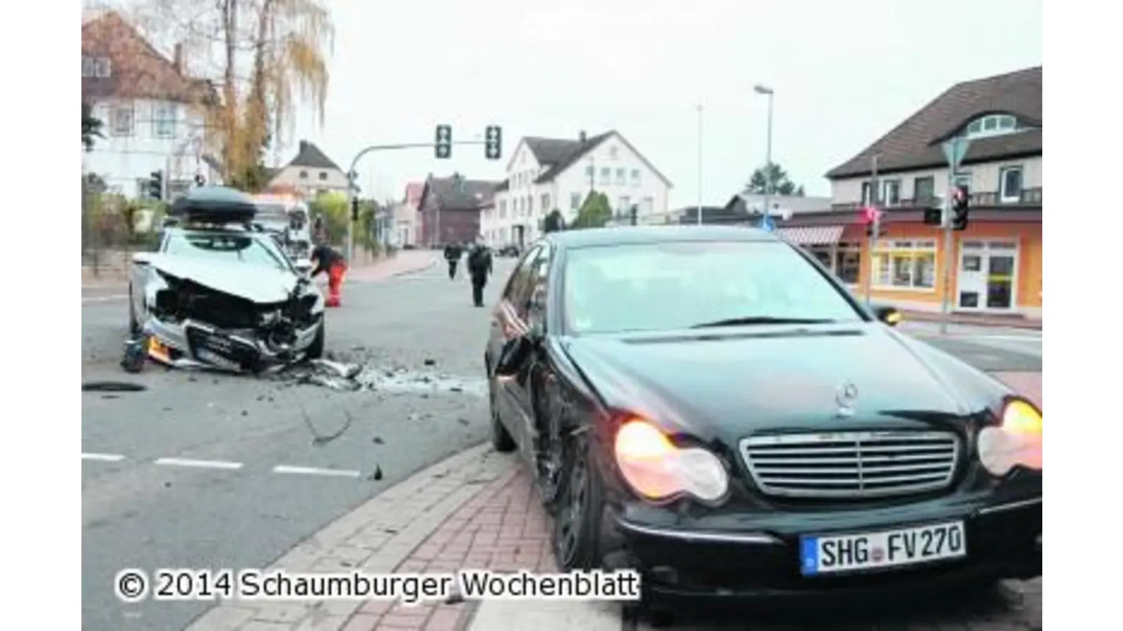 Zwei Autos prallen auf der Ampelkreuzung aufeinander (Foto: bb)