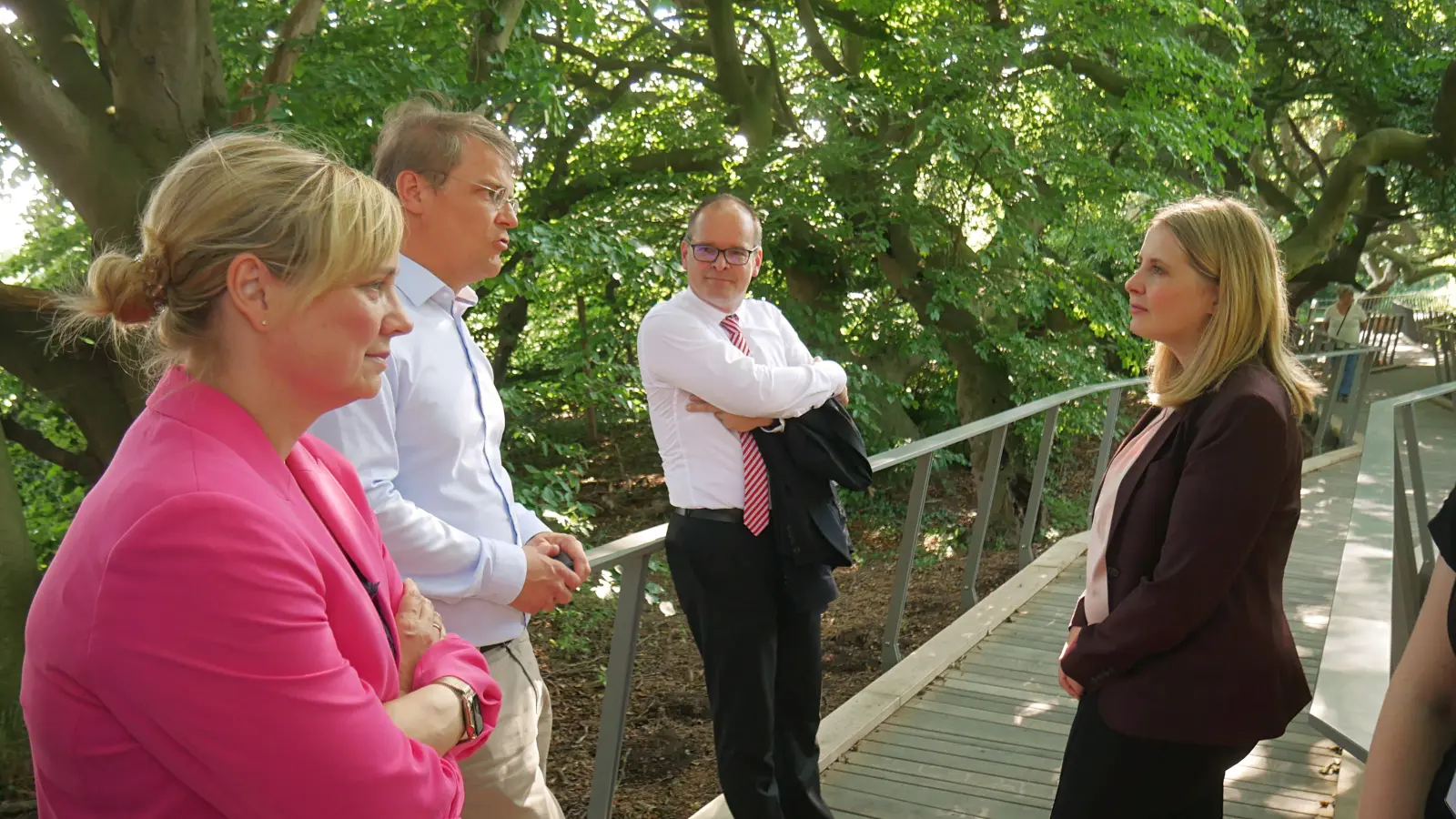 Aufmerksame und beeindruckte Zuhörerin unter Süntelbuchen: Bundesministerin Verena Ute Hubertz (von re.), mit Minister Grant Hendrik Tonne, Ralph Tegtmeier und Bundestagsabgeordnete Marja-Liisa Völlers. (Foto: gk)