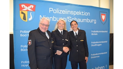 Polizeipräsidentin Tanja Wulff-Bruhn (Mitte) verabschiedet gleichzeitig Stefan Schara in den Ruhestand und begrüßt Nina Menzel in ihrem neuen Amt. (Foto: ab)
