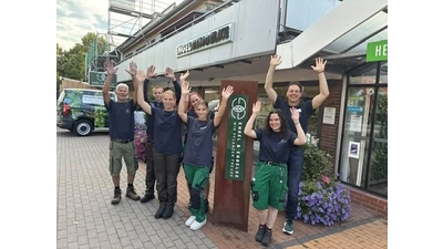 (v. l. n. r.) Jens Schütte (Ausbilder Garten- und Landschaftsbau), Tyson Töws, Leonie Ullrich, Ausbildungsleiterin Ann-Kathrin Banoczay, Aurora Bernotti, Milena Propp und Inhaber Christian Engelke. (Foto: privat)