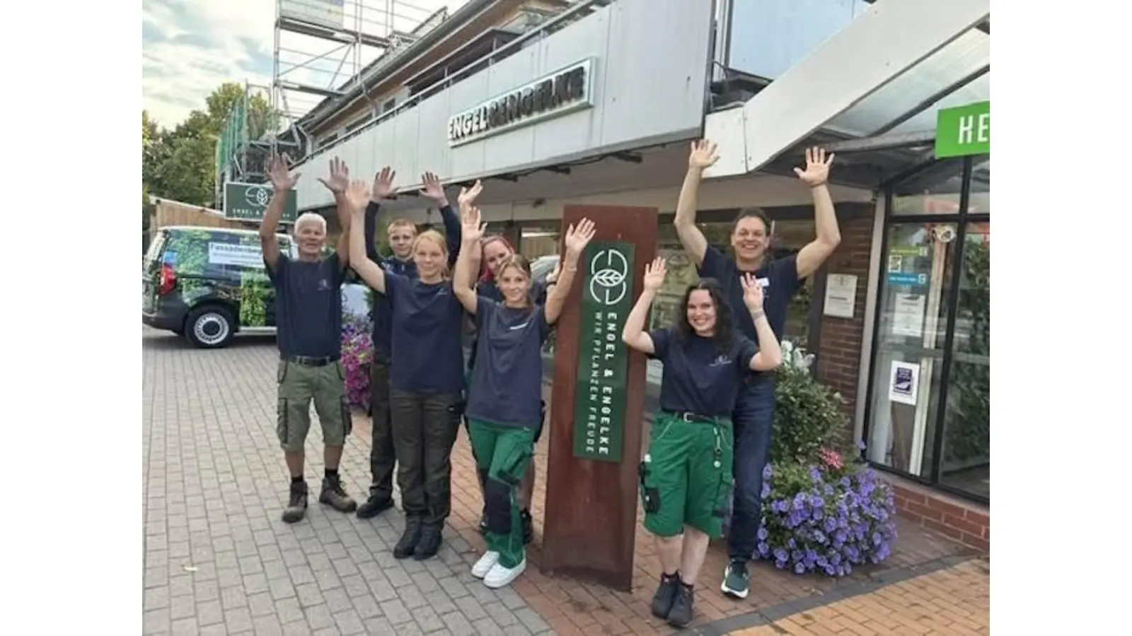 (v. l. n. r.) Jens Schütte (Ausbilder Garten- und Landschaftsbau), Tyson Töws, Leonie Ullrich, Ausbildungsleiterin Ann-Kathrin Banoczay, Aurora Bernotti, Milena Propp und Inhaber Christian Engelke. (Foto: privat)