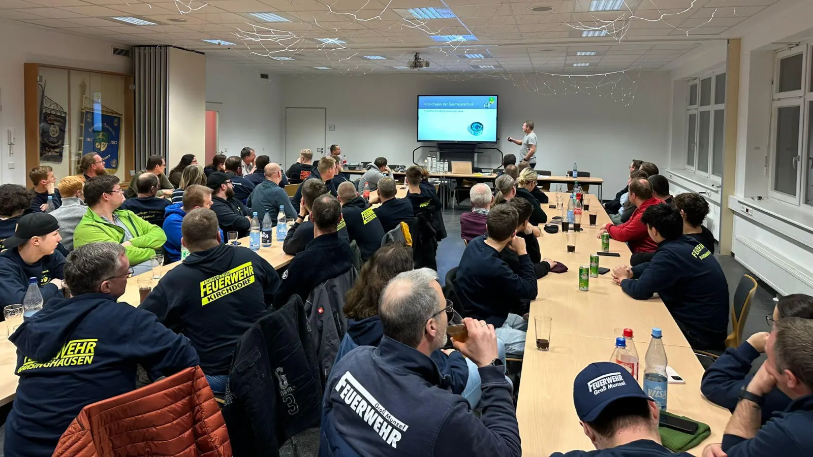 Im theoretischen Teil wurden rechtliche Grundlagen und Anforderungen behandelt.  (Foto: Feuerwehr)