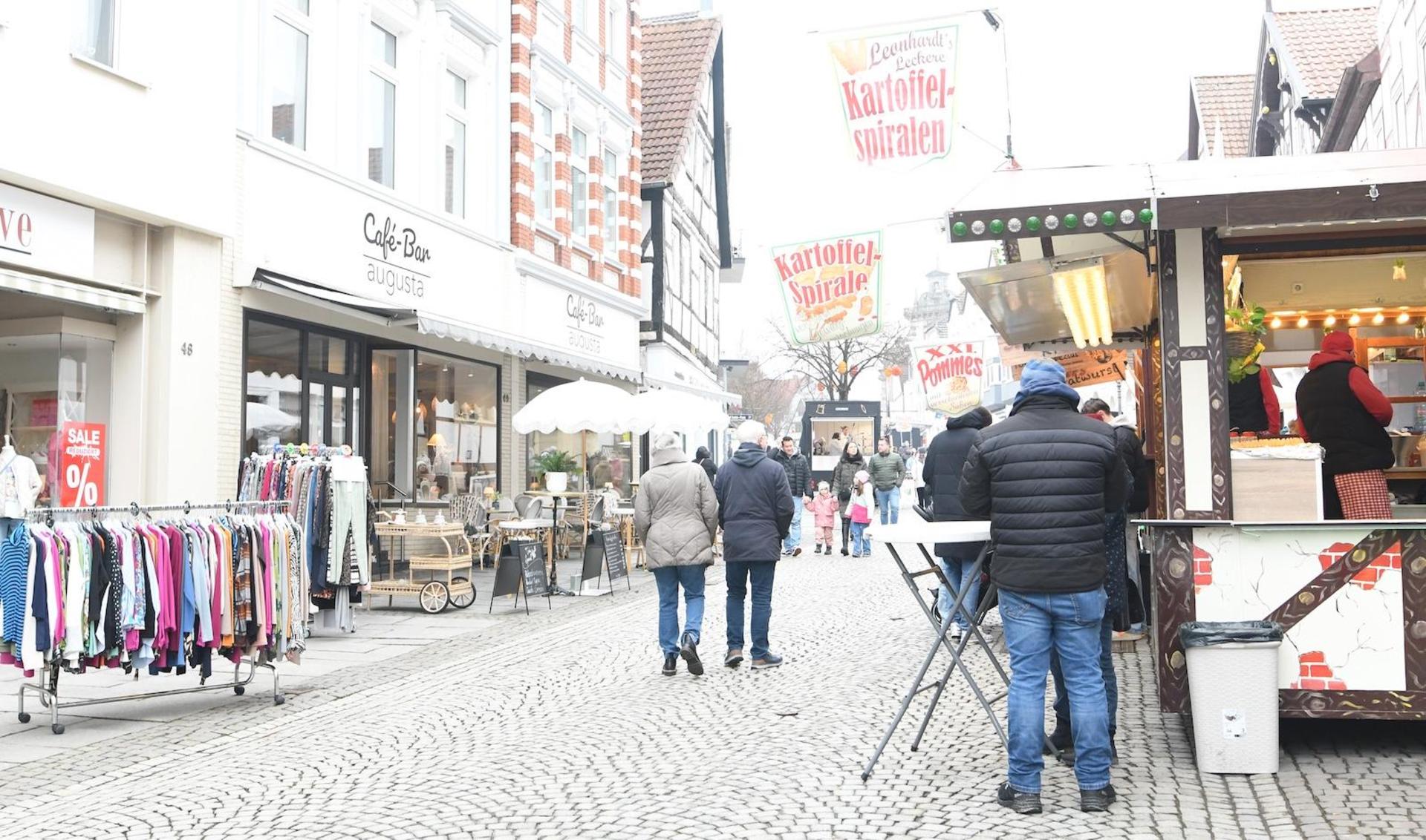 Foodtrucks beim verkaufsoffenen Sonntag im Februar 2026. Schon kurz vor der Ladenöffnung ab 13 Uhr war gut was los in der Innenstadt. (Foto: nd)