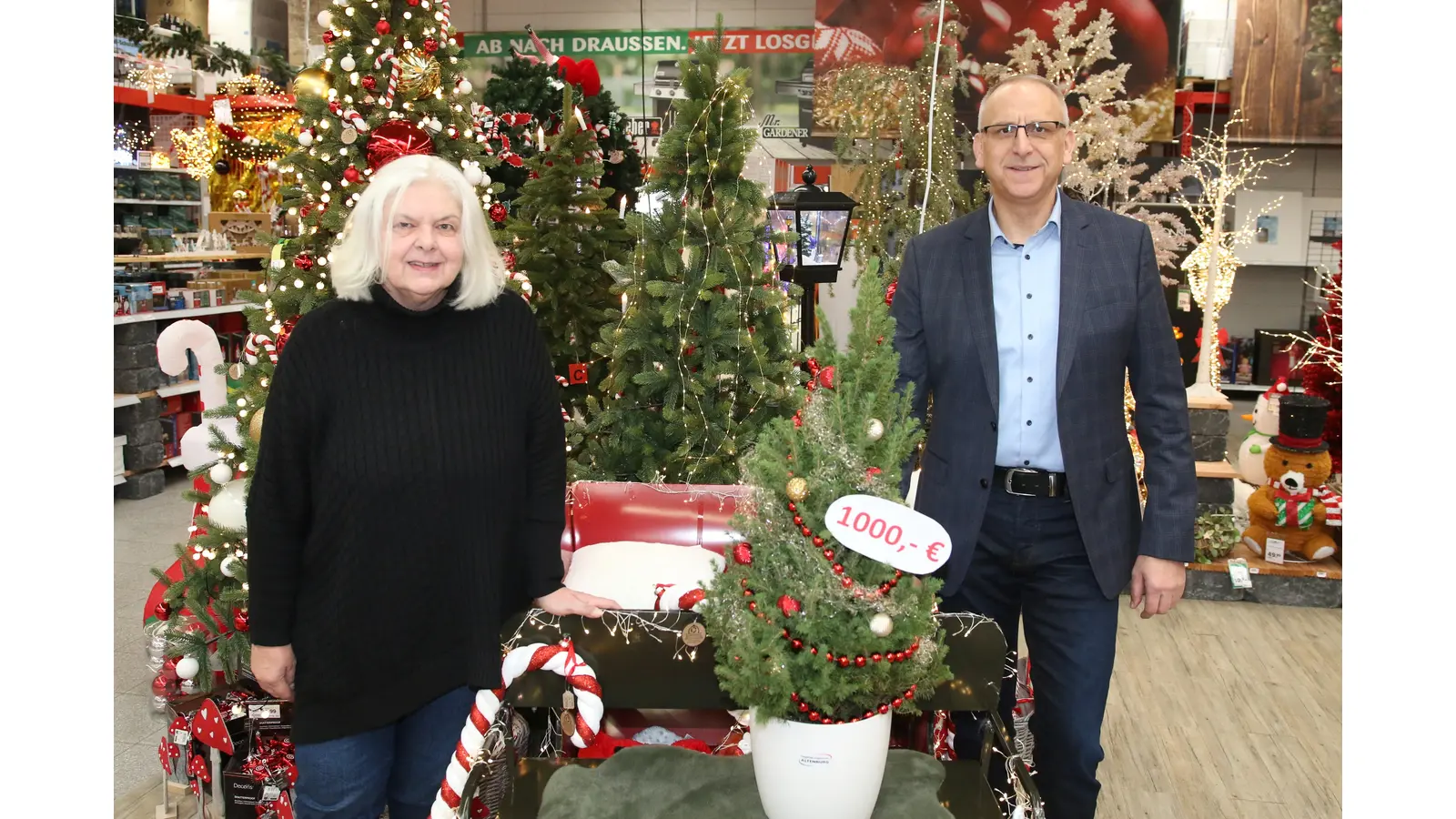 Tafelkoordinatorin Heidi Niemeyer nimmt die Spende über 1.000 Euro vom „Hagebaucentrum Altenburg“ von Geschäftsführer Michael Raudszus entgegen.  (Foto: bb)