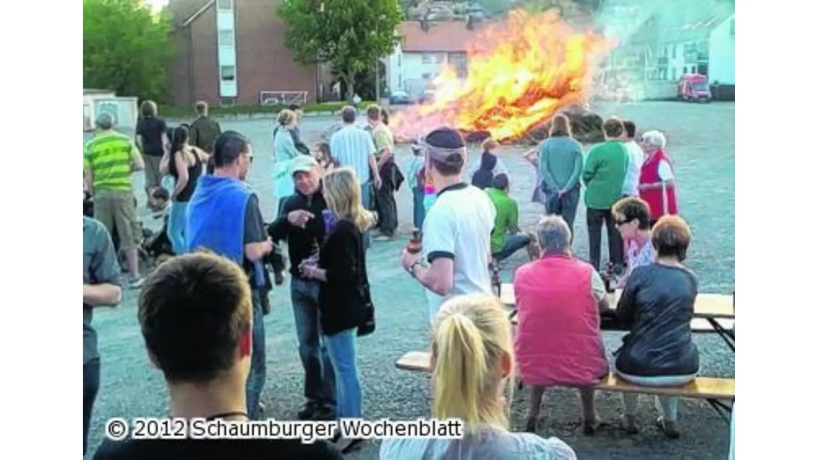 Zum Osterfeuer mit Fackeln (Foto: bb)