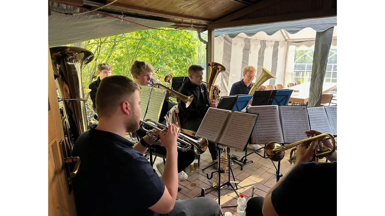 Die „Hägerländer” beim Open-Air-Konzert im April 2026 in Stadthagen. (Foto: Koller)