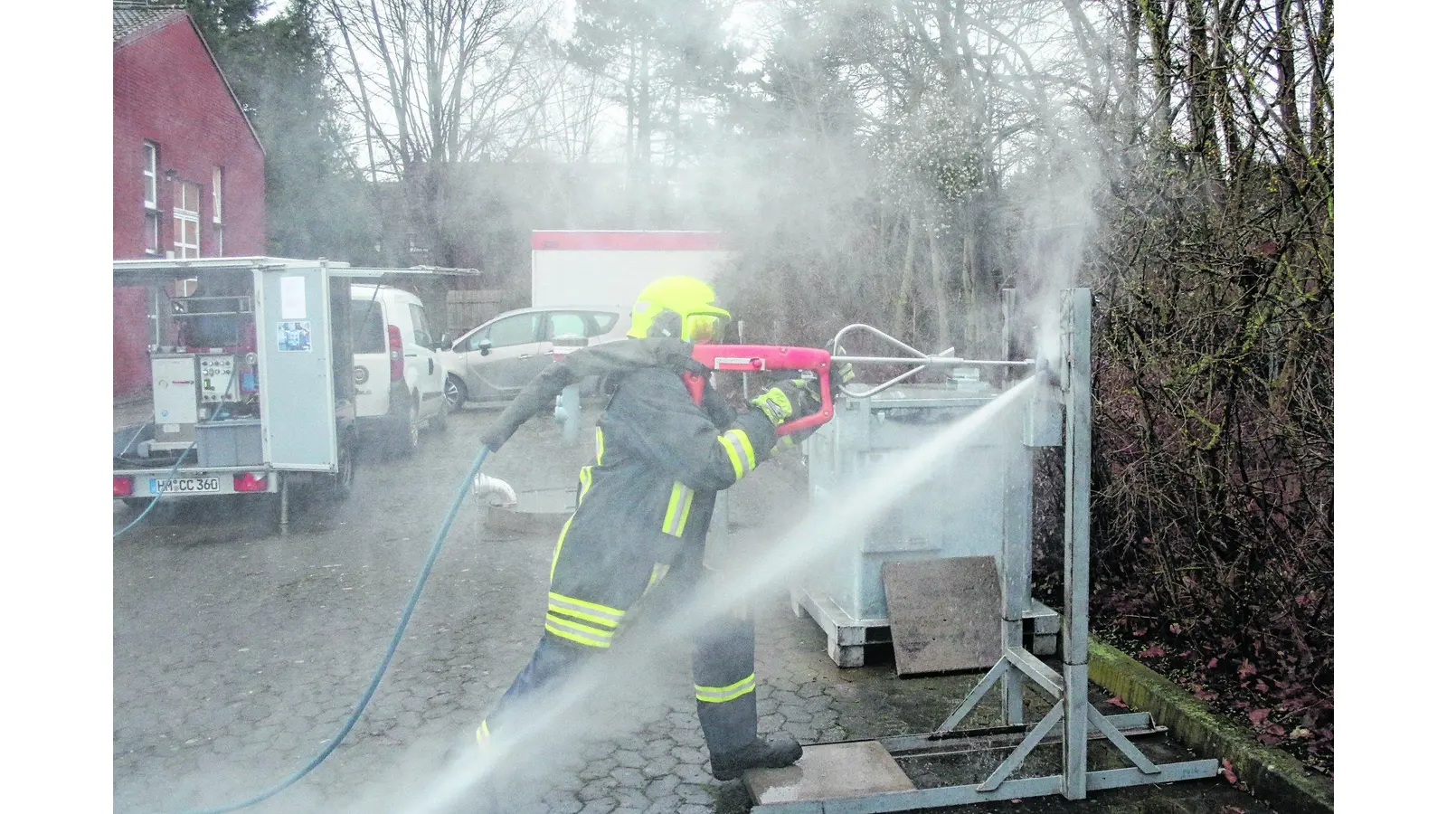 Feuer mit Hochdruck durch die Wand bekämpfen (Foto: bb)