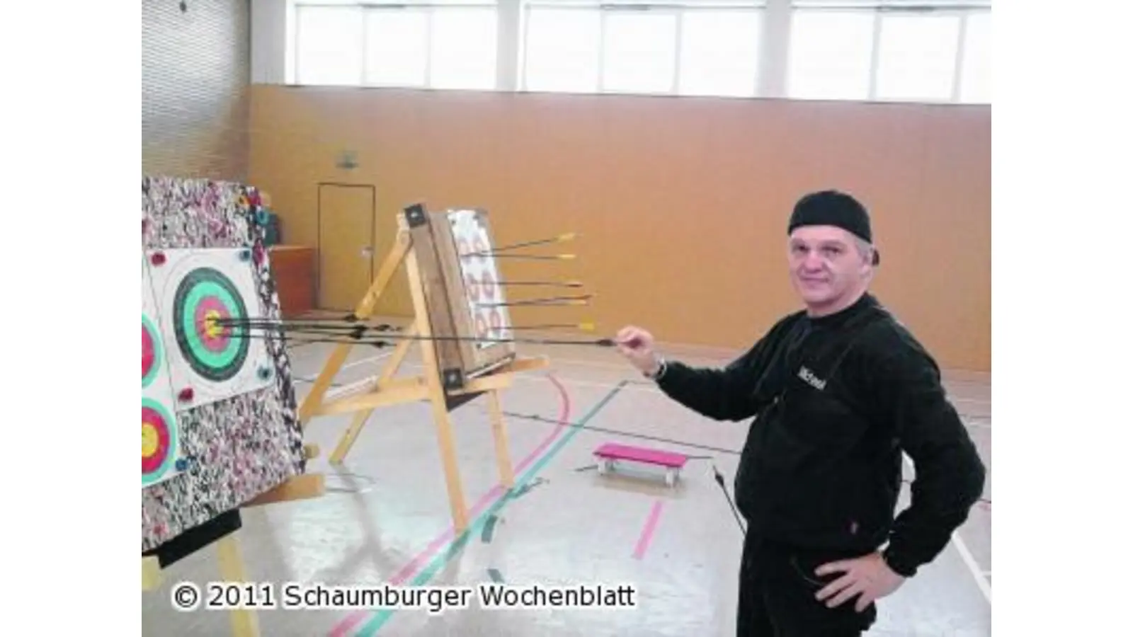 Treffsicherer Schütze spaltet einen Pfeil (Foto: mk)