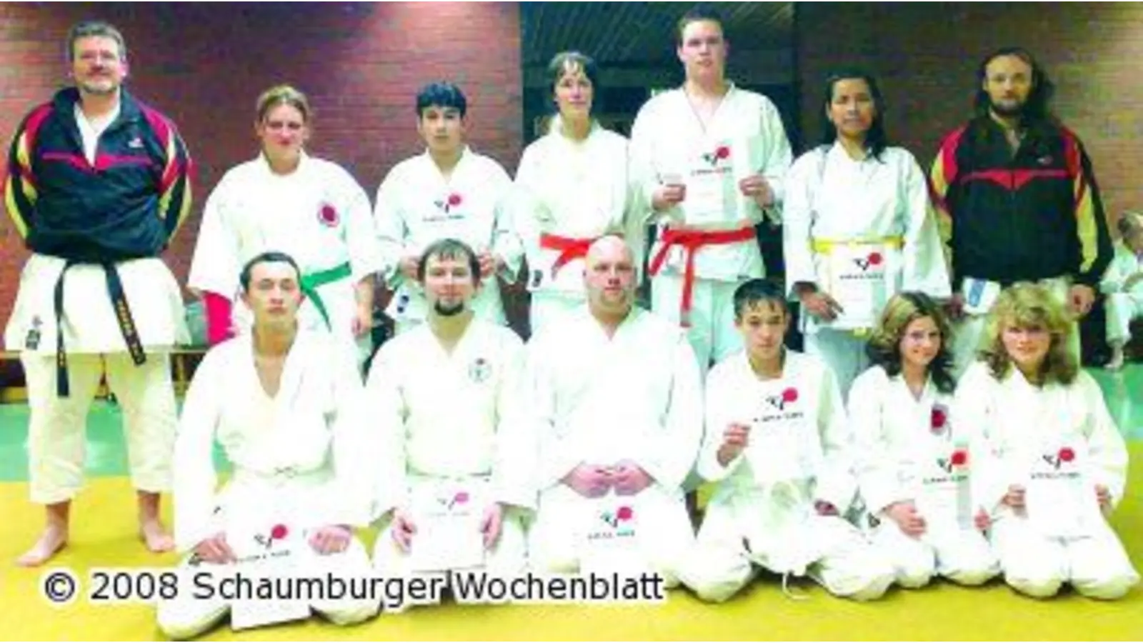 Jugendliche und Senioren lassen sich prüfen (Foto: ste)