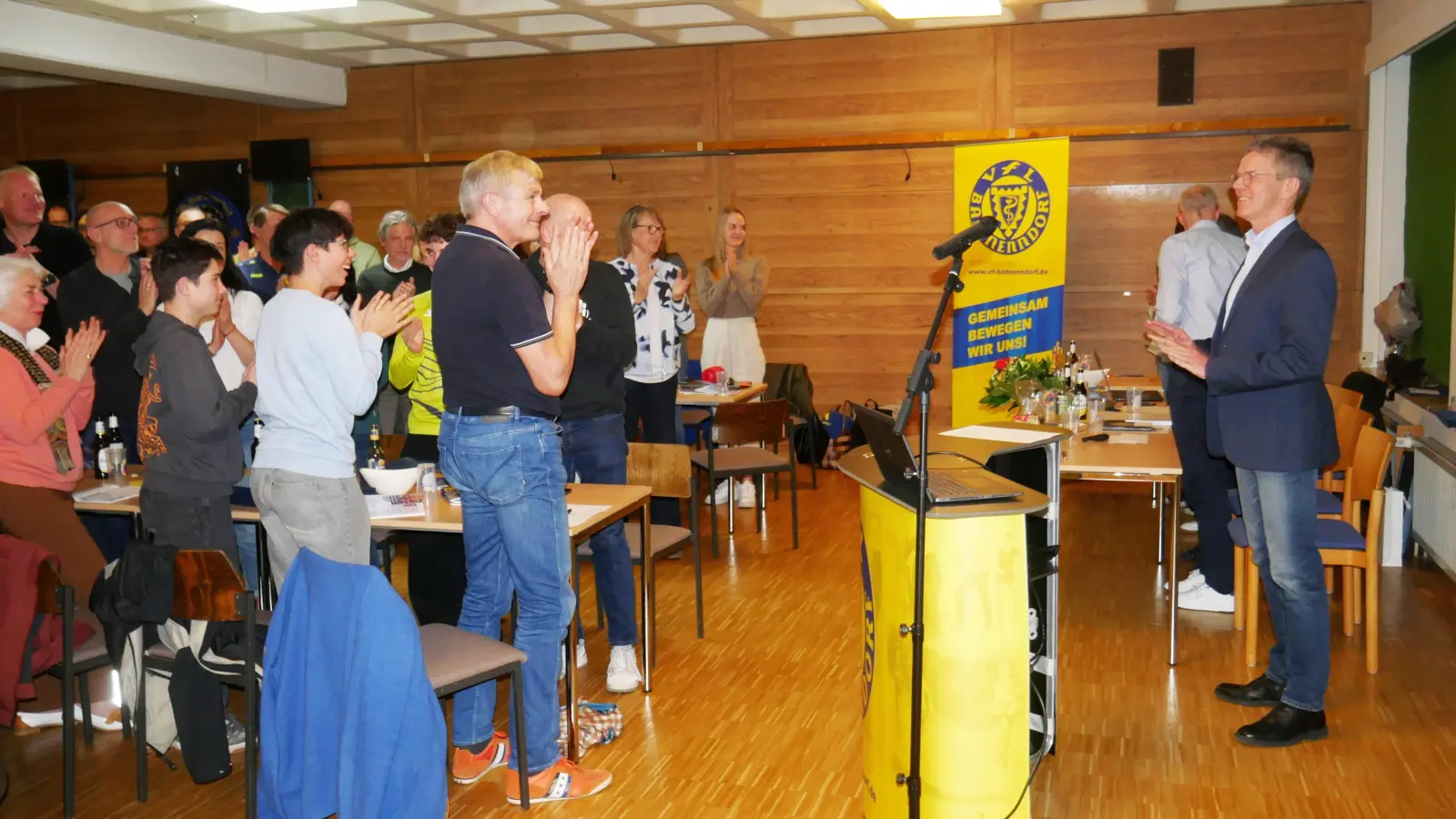 Dankbares Standing-Ovation für die erfolgreichen Vorsitzenden. (Foto: gk)