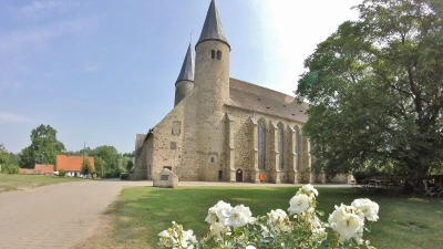 Im Gastsaal des Kloster Möllenbeck findet noch an diesem und dem nächsten Wochenende eine Kunstausstellung statt.  (Foto: ste)