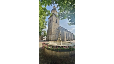 Auf dem Kirchplatz von St. Nikolai wird das große Gemeindefest der Kirchengemeinden St. Nikolai, Johannis, Exten-Hohenrode, Krankenhagen und Todenmann gefeiert. (Foto: ste)
