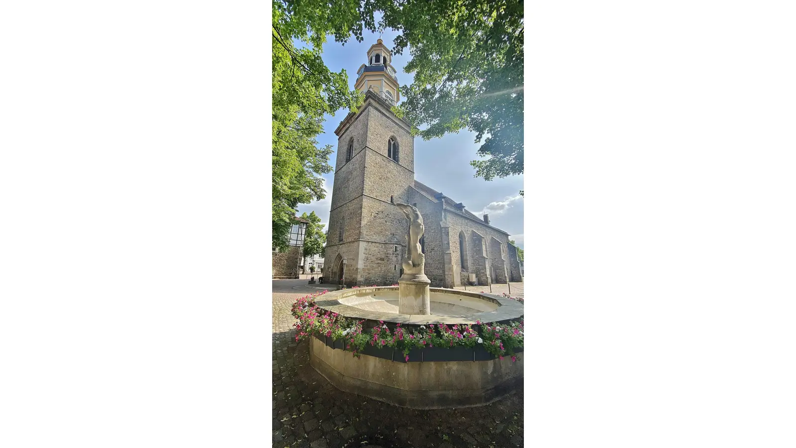 Auf dem Kirchplatz von St. Nikolai wird das große Gemeindefest der Kirchengemeinden St. Nikolai, Johannis, Exten-Hohenrode, Krankenhagen und Todenmann gefeiert. (Foto: ste)
