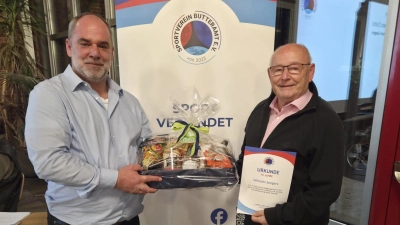 Ehrung: Vorstandsmitglied Jens Lietz (li.) gratuliert Wilhelm Seegers für 70-jährige Mitgliedschaft. (Foto: privat)