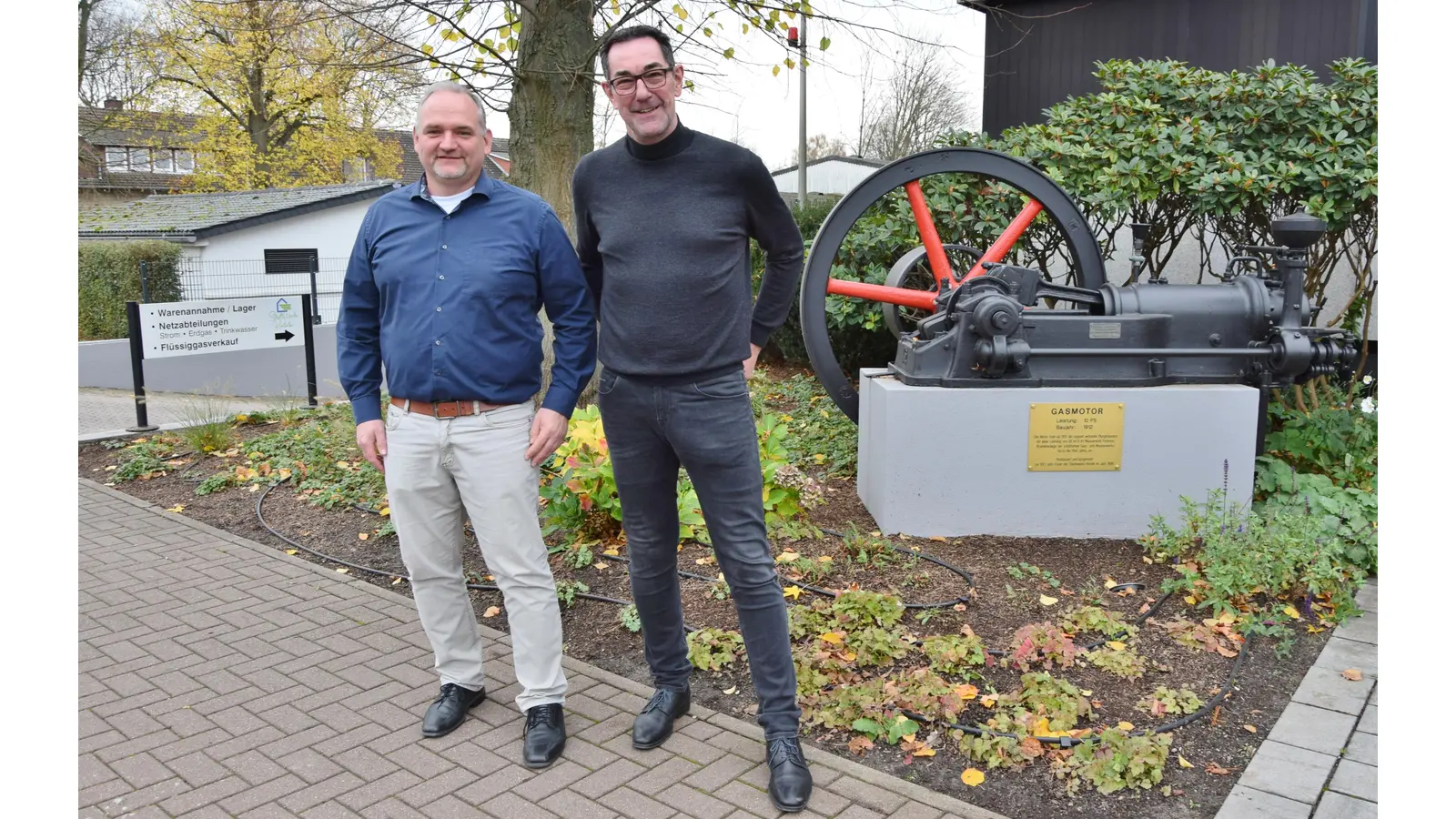 Ulrich Karl und Holger Steinhoff freuen sich, dass die Preise für Strom und Gas bei den Grundversorgungstarifen der Stadtwerke gesenkt werden konnten. (Foto: ste)