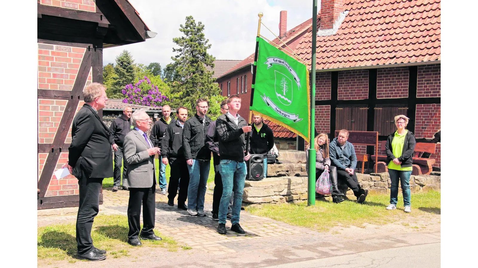Pastor weiht neue Auhagen-Standarte (Foto: gi)