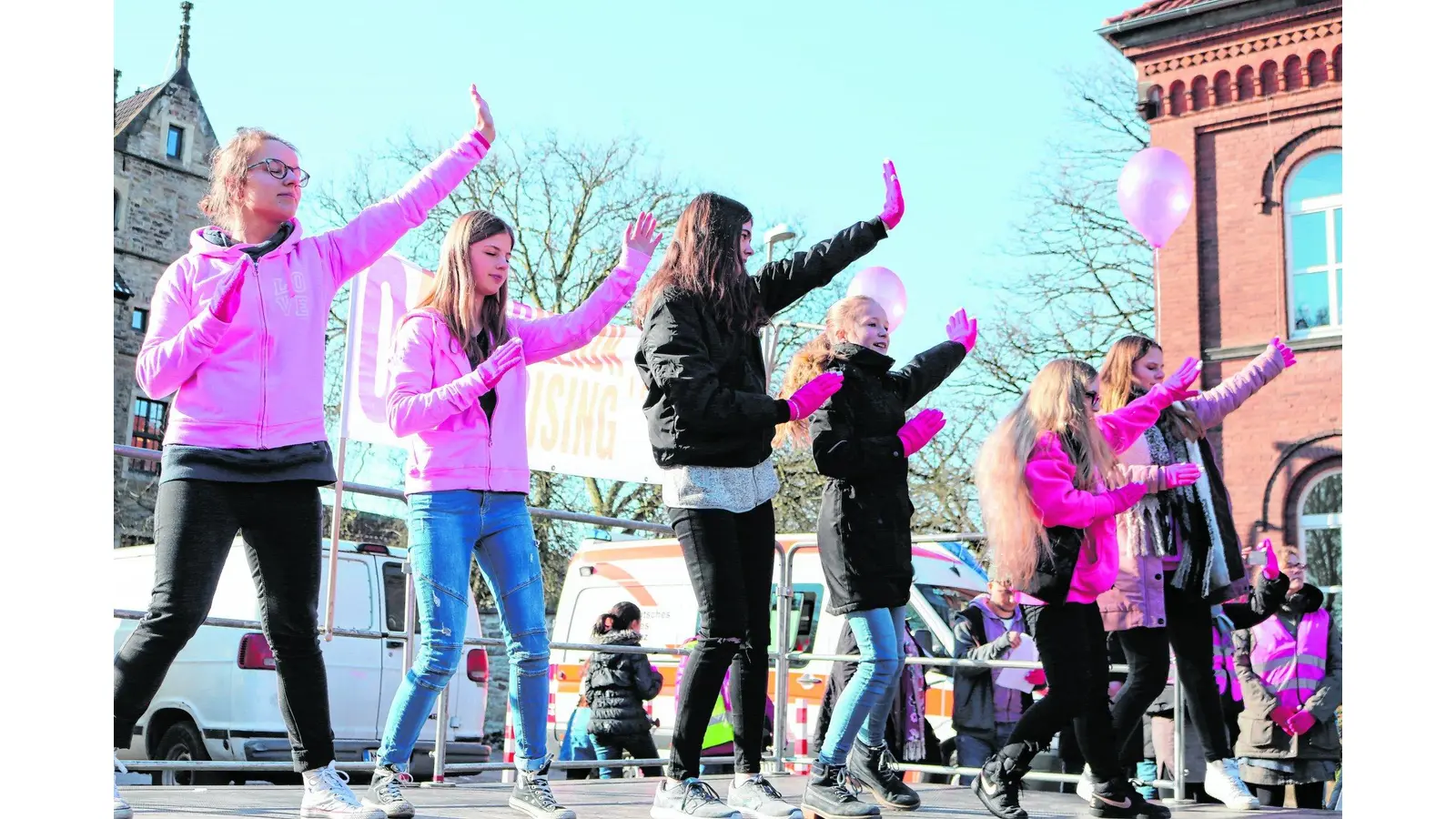 Stadthagen setzt mit Tanzen ein Zeichen gegen die Gewalt an Frauen (Foto: jb)