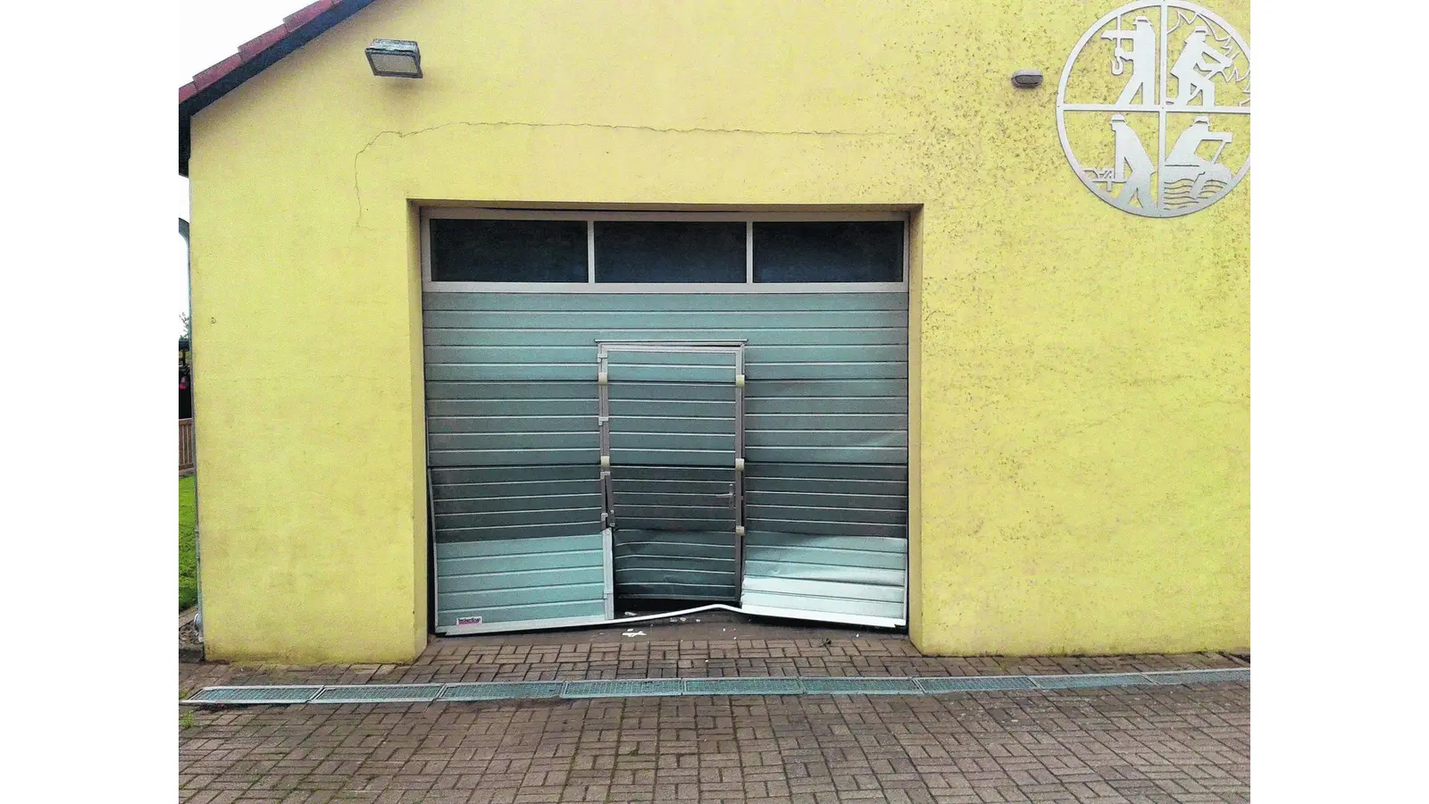 Unfallschaden am Feuerwehrhaus (Foto: em)