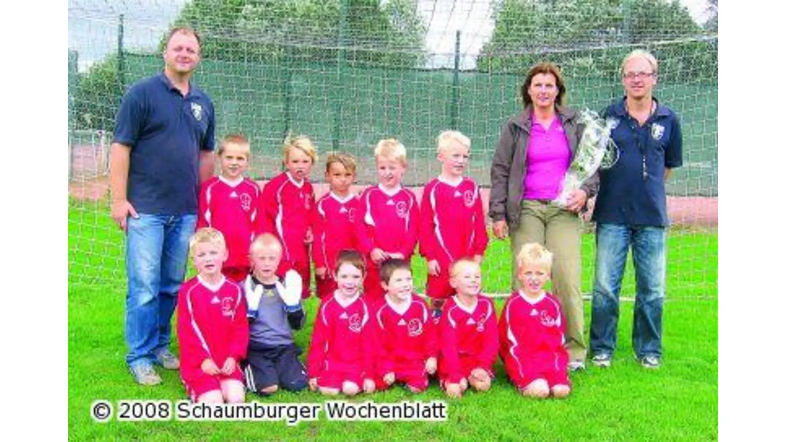 Dankeschön mit Blumen für neuen Trikotsatz (Foto: red)