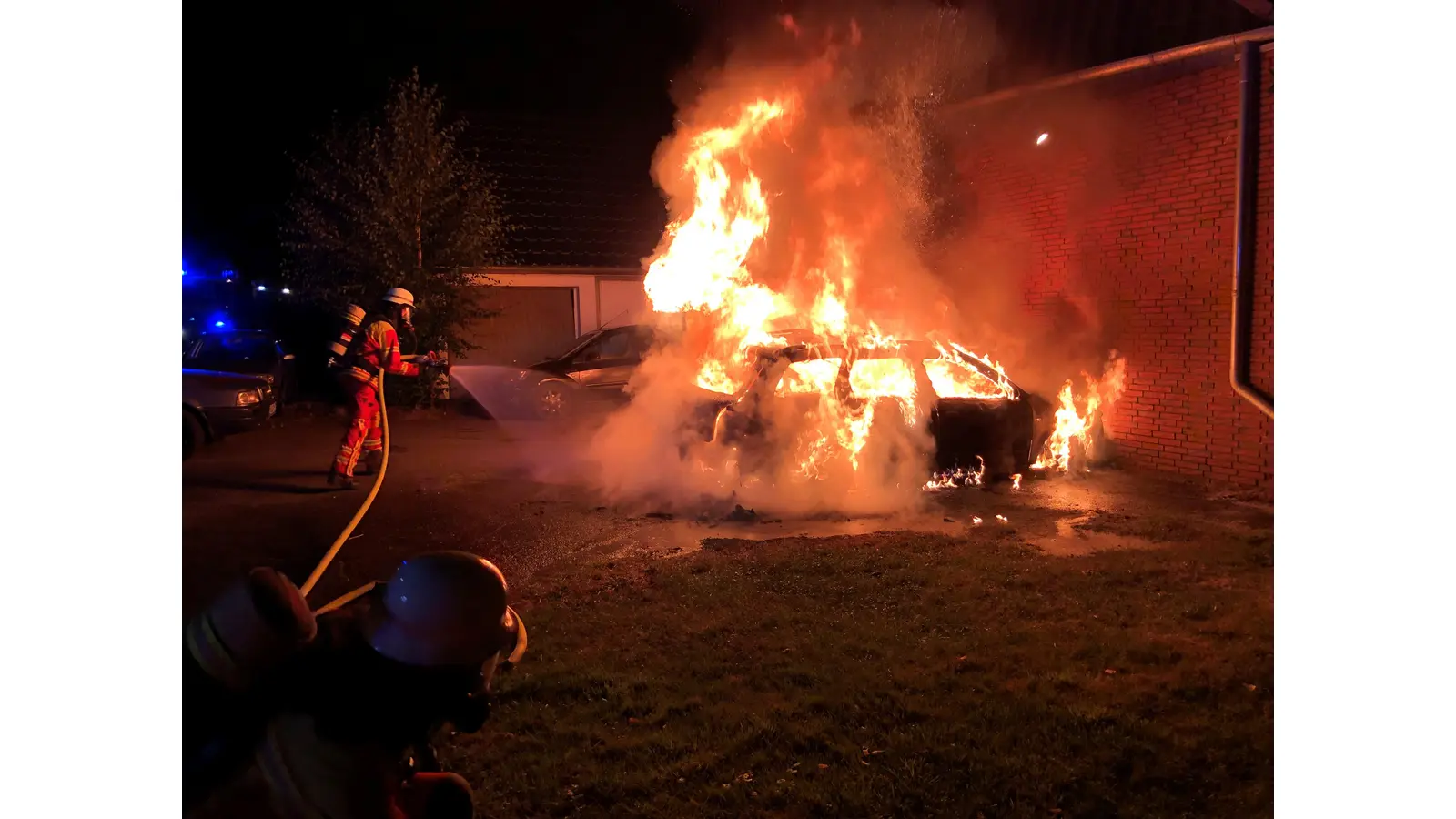 Das brennende Fahrzeug direkt an der Hauswand. (Foto: Feuerwehr)