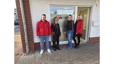 Sozialarbeiter Qasem Al-Jamous, AWO Geschäftsführerin Heidemarie Hanauske, Bürgermeisterin Dörthe Worm-Kressin, Sozialbetreuerin Elena Betger (v. links) vor der AWO-Beratungsstelle für Zugewanderte in Obernkirchen, Bornemannplatz 1. (Foto: priavt)