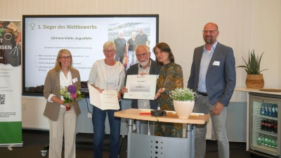 Ministerin Miriam Staudte zeichnet den Sieger des Wettbewerbs, „Blumen Klefer“ aus Augustfehn, aus. (Foto: gk)