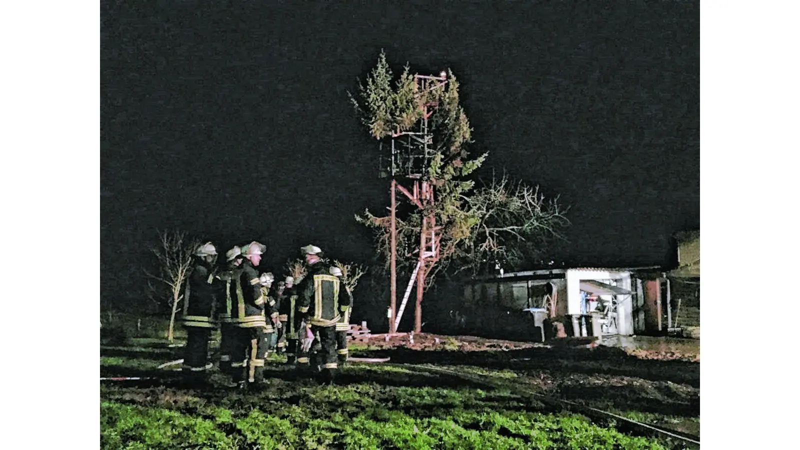 In Feggendorf brennt ein Baumhaus (Foto: al)