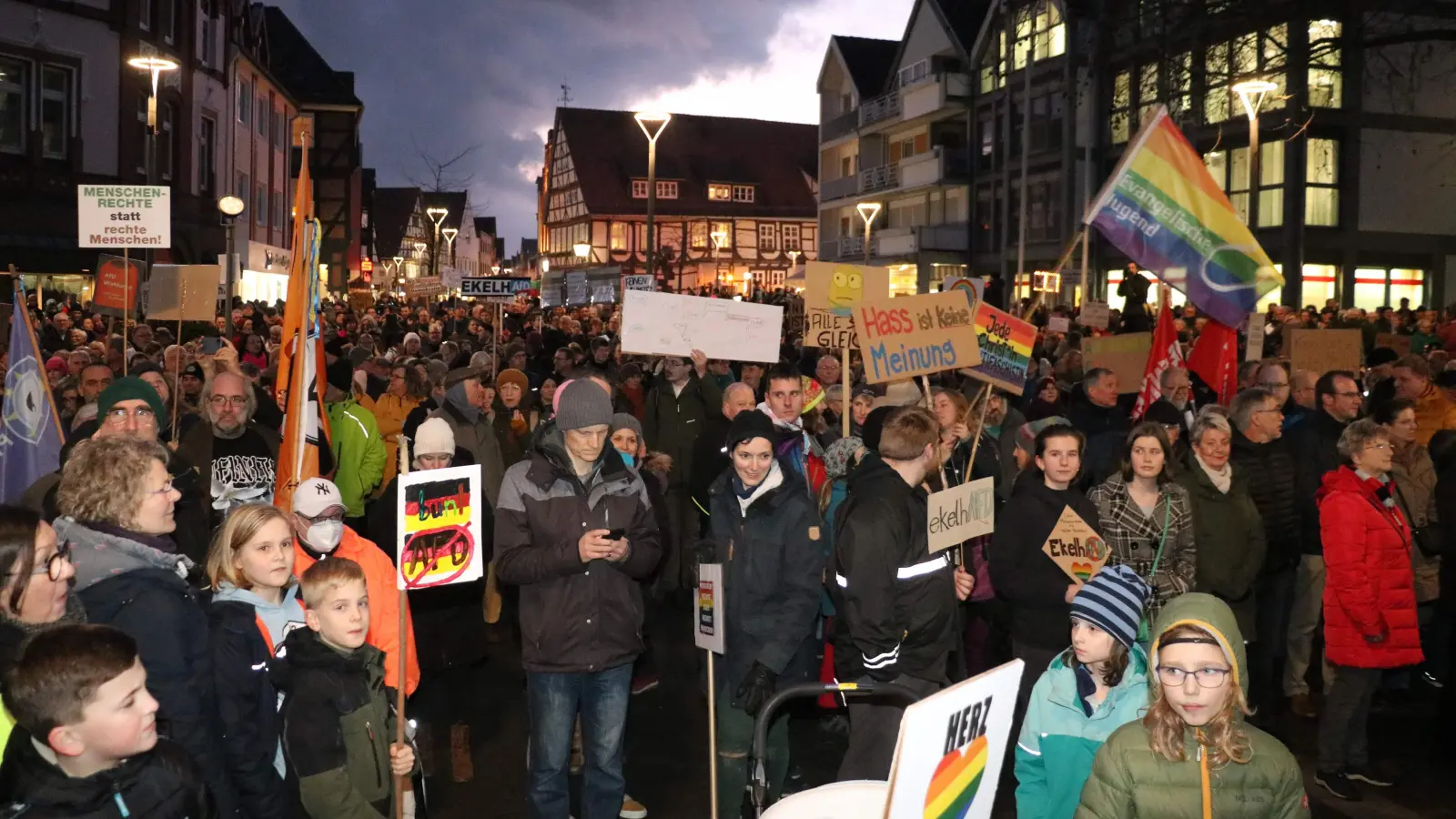 Haben sich vor der Stadtkirche versammelt: Die Teilnehmer der Demo.  (Foto: gi)