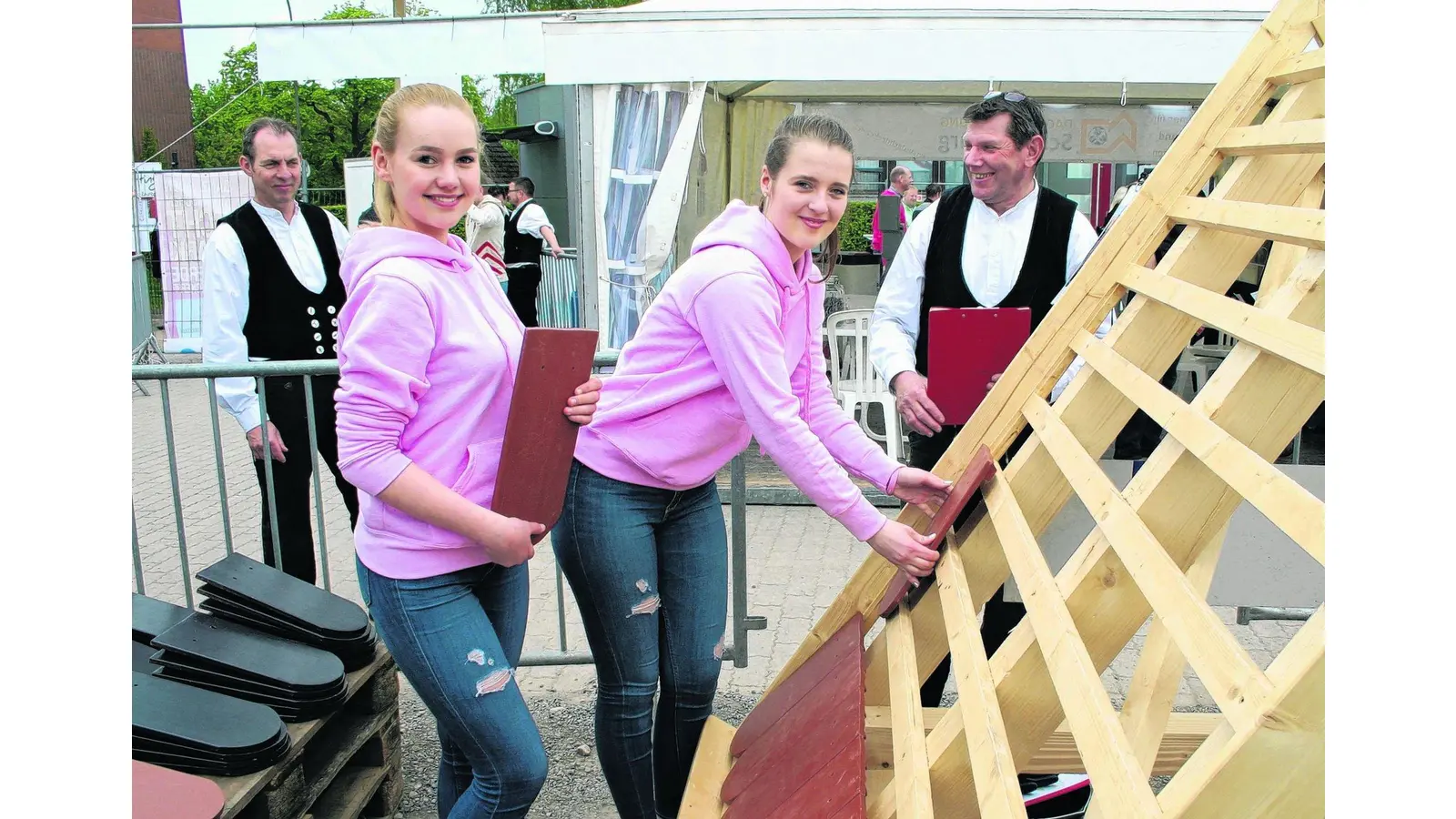 Dachziegel verlegen und Nägel versenken (Foto: bb)