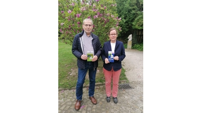 Die Geschäftsführerin, Dr. Lu Seegers, und Peter Weber, Vorsitzender der Arbeitsgruppe<br>Kunst der Schaumburger Landschaft, freuen sich auf die Offenen Ateliers mit zahlreichen Künstlerinnen und Künstlern. (Foto: privat)