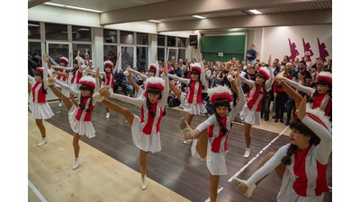 Die Juniorengarde begeisterte in voller Montur das Publikum zur Sessioneröffnung (Foto: wk)