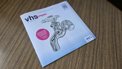 Auf dem Titel mit einer Bleistiftzeichnung von Klaus Gaensewig aus Wunstorf: Das neue Kursmagazin der vhs. (Foto: tau)