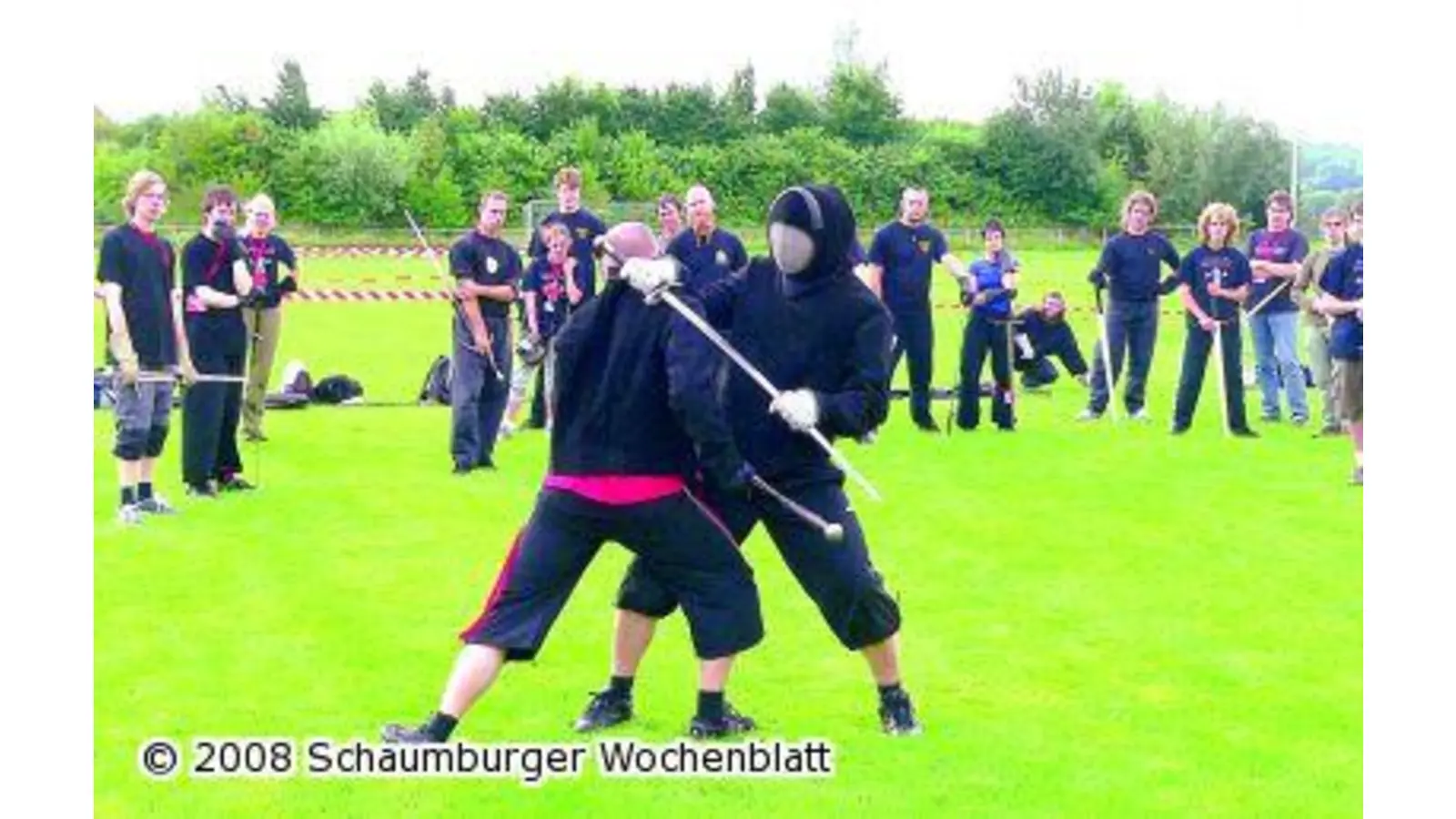 Im Zweikampf mit Schwert und Schild (Foto: al)