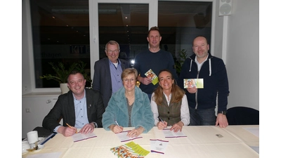 Fabian Grote, Bernd Koller, Astrid Budwach, Sebastian Trebeß, Tanja von Schöning und Bernd Heumann vereinbaren eine Zusammenarbeit zwischen Kinderschutzbund und Förderverein der Schützenfestmusik. (Foto: privat)