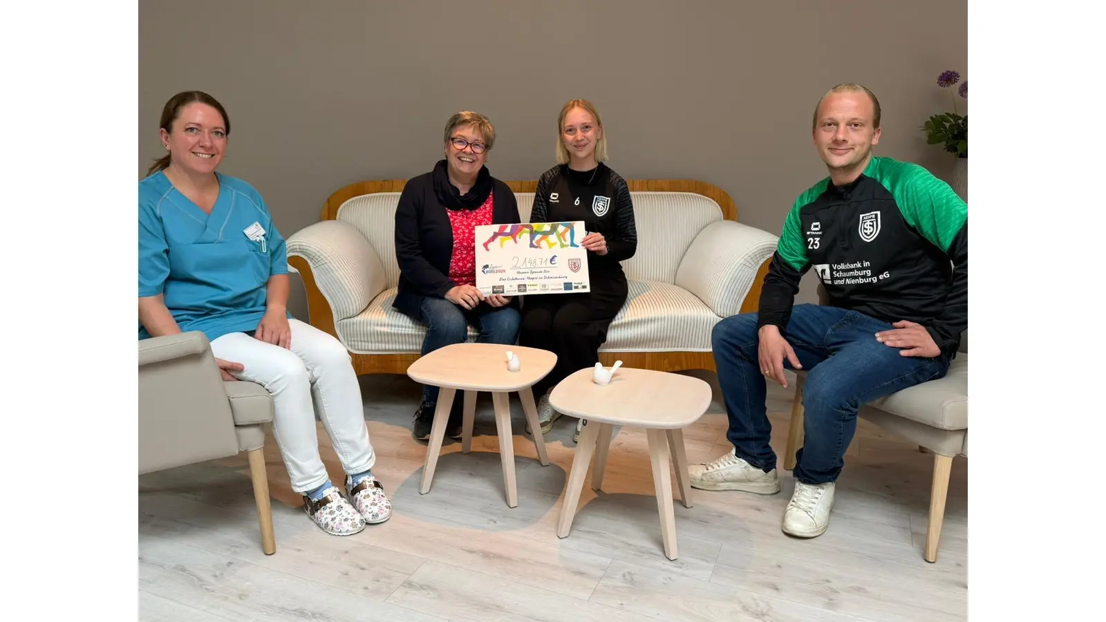Michel Kording (v. li.), Vorstand TSV Hespe, Carolin Kording, TSV Hespe, Hospizleiterin Cordula Wahlmann und Pflegefachkraft Marina Bergmann-Schmidt bei der Übergabe der Spende. (Foto: bb)