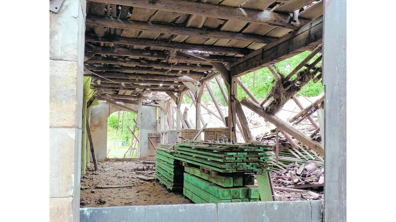 Eine riesige Staubwolke hängt über Feggendorf (Foto: red)