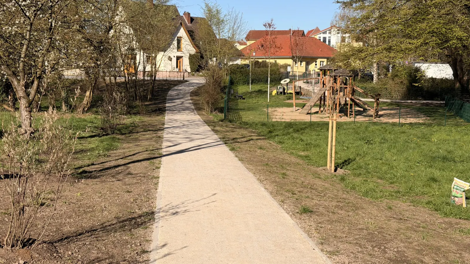 Der Weg ist fertig, der Rasen eingesät, die Bäume werden gepflanzt.<br> (Foto: ste)