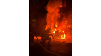 Der Lkw stand bereits bei Ankunft der Feuerwehr in Vollbrand. (Foto: privat)