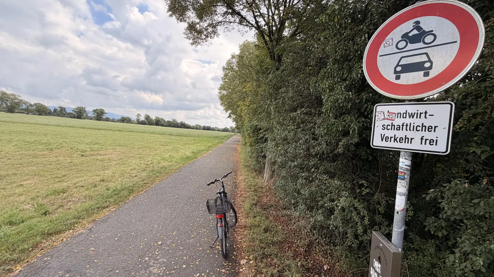 Der Weg ist derzeit noch in einem schlechten baulichen Zustand und soll auch an die vorhandene Radverkehrsinfrastruktur angebunden werden.  (Foto: ste)