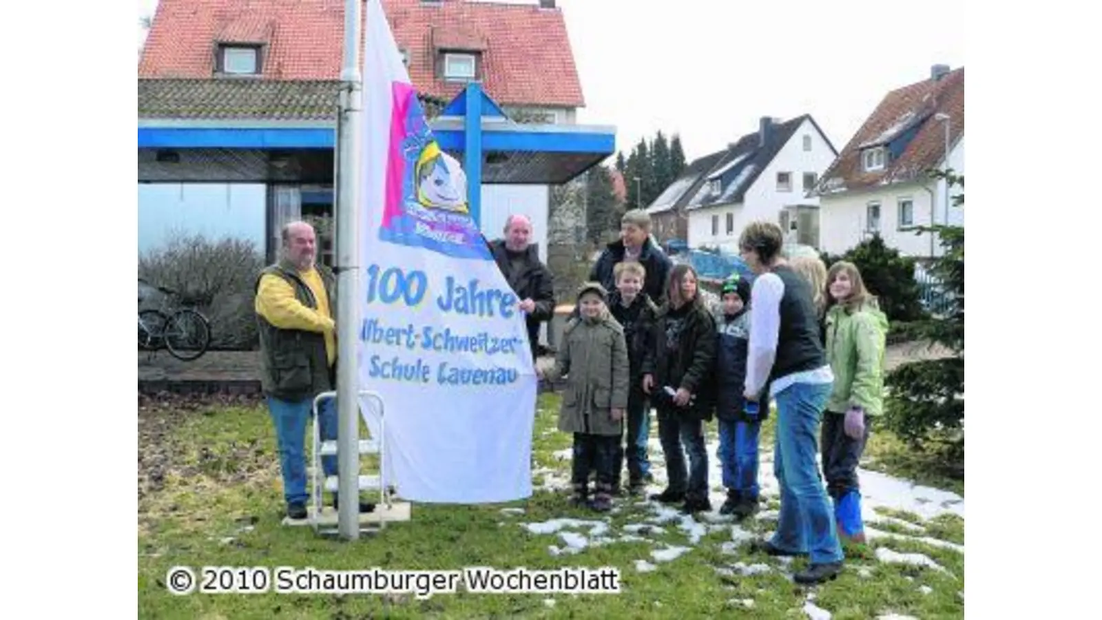 Eine Fahne wirbt für das Fest (Foto: al)