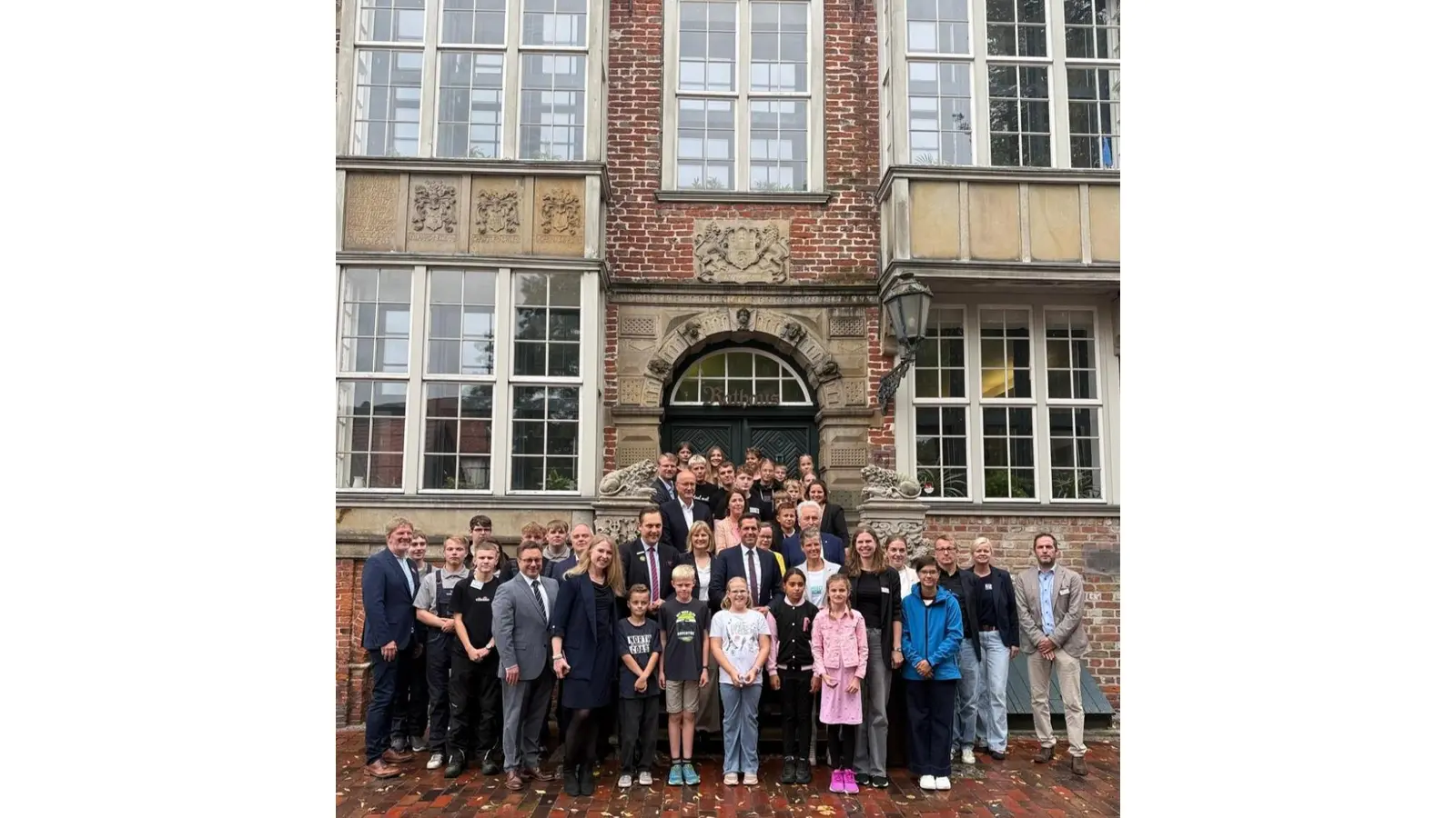 Ministerpräsident Olaf Lies inmitten der Arbeitsgruppe „Platt is cool”.  (Foto: Bettina Montigny, Büro Ministerpräsident Olaf Lies )