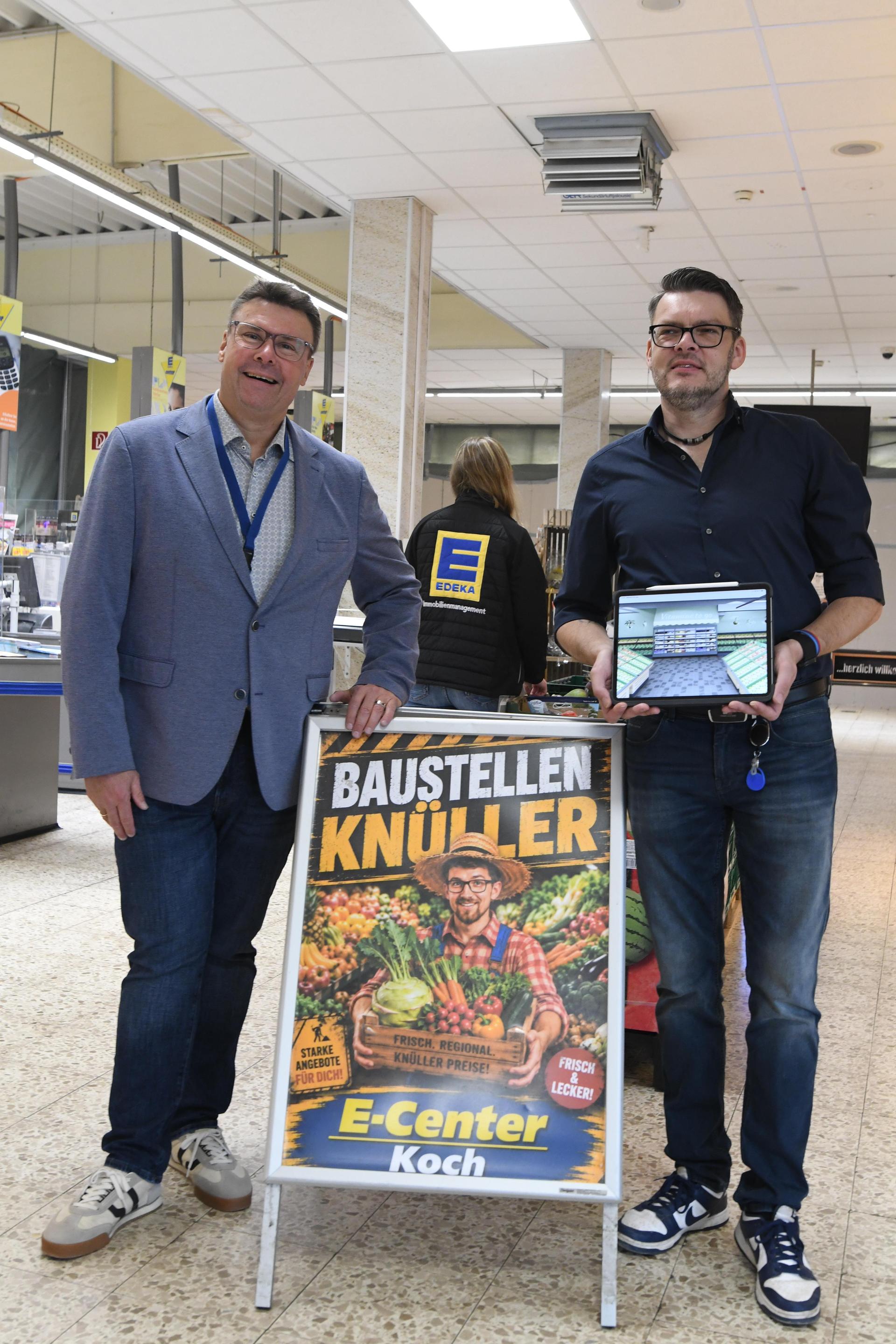 Baustellenrabatte gibt es während der Umbauzeit. Volker Voss (Einzelhandelsberater der Edeka Minden-Hannover) und Matthias Koch im Eingangsbereich. (Foto: nd)