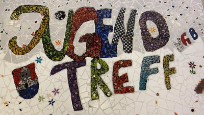 Als Mosaik entstanden: Der Schriftzug über den Jugendtreff Hagenburg. (Foto: privat)