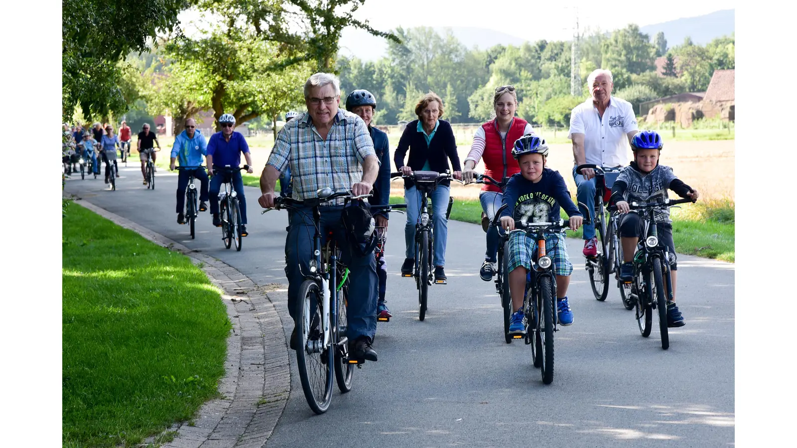 Schon einmal im August 2017 radelten SPD Bückeburg, Förderverein und Bigtab gemeinsam in die Niederung. Anlass waren auch damals schon die Bahnpläne. Foto: Johannes Pietsch (Foto: jp / Archiv)