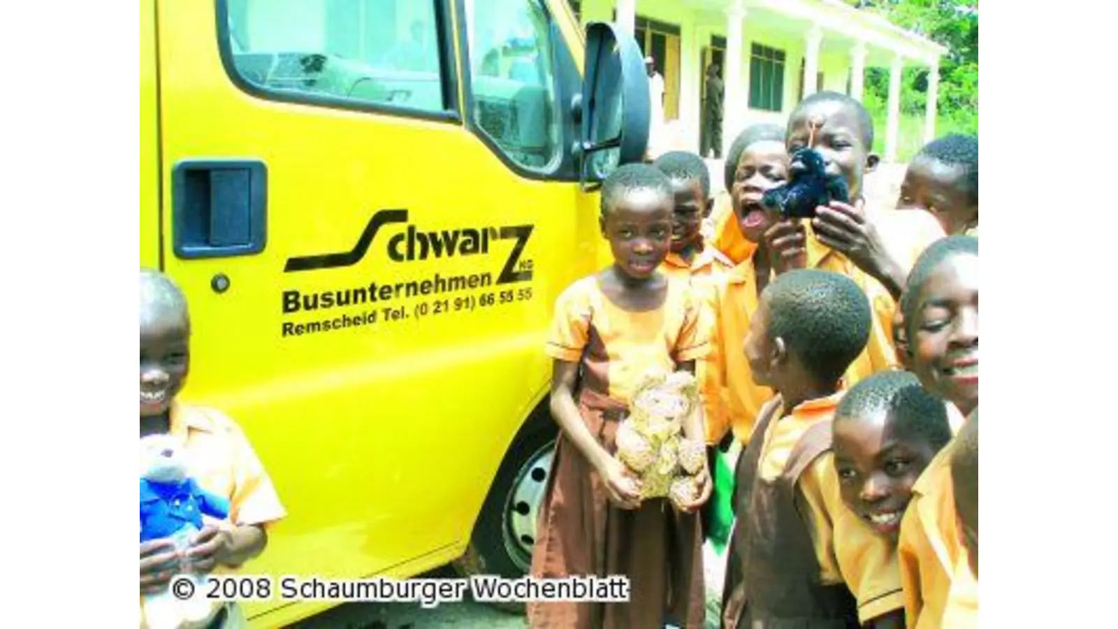 Begeisterter Empfang für Schulbus und Spielzeug (Foto: js)