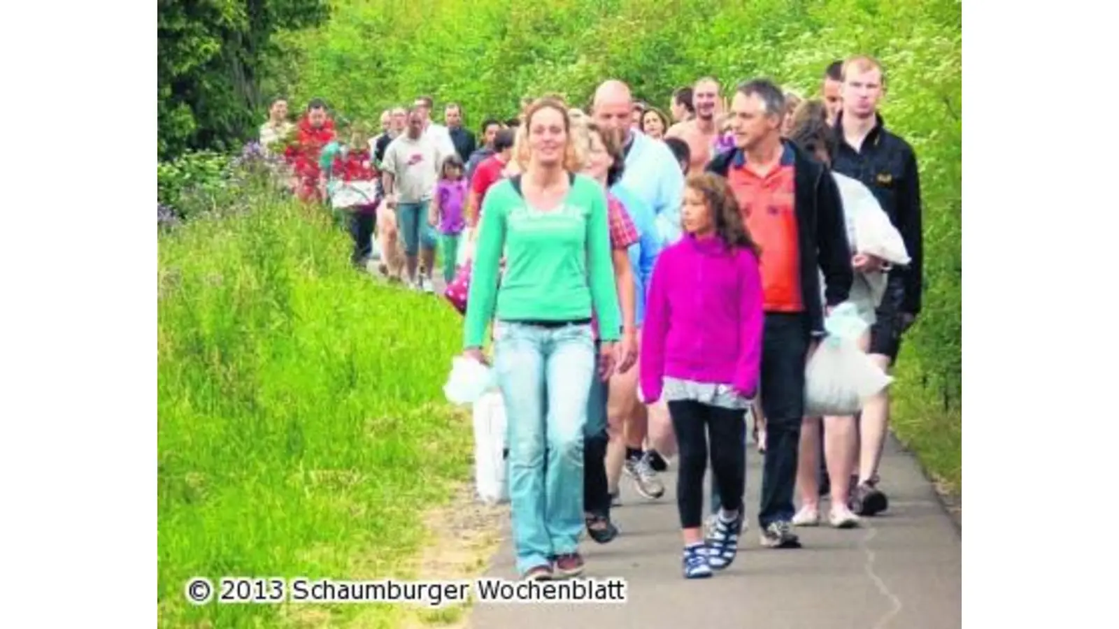 Fast 100 Schwimmer springen am Flussbadetag in die Weser (Foto: km)