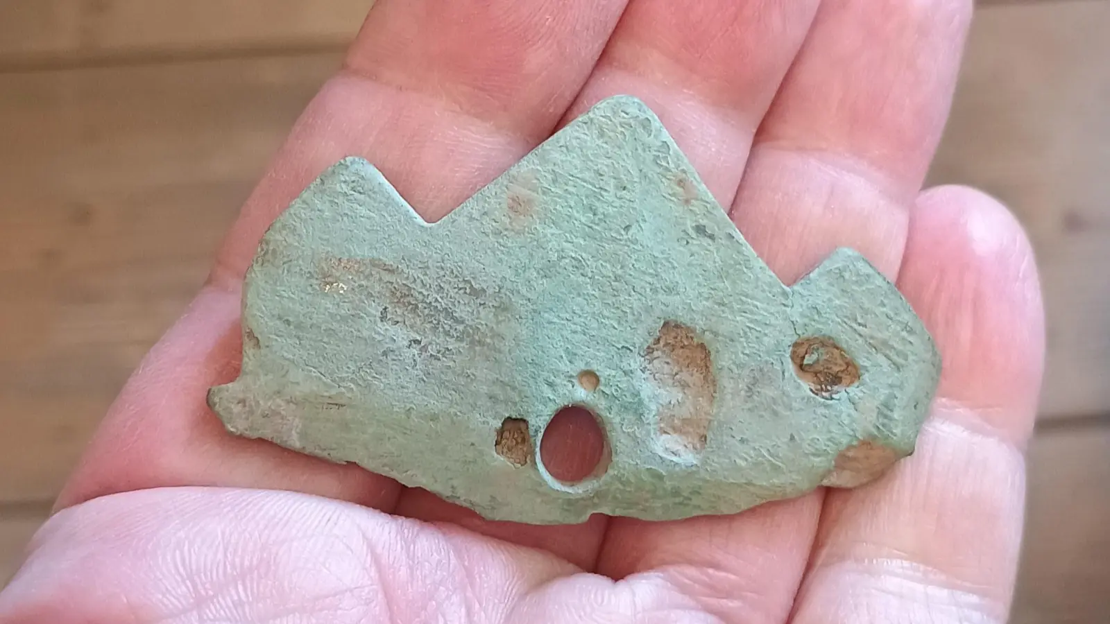 Drei Zacken, eine Öffnung, etwa fünf Zentimeter breit und ein seltener Fund einer Henkelattasche. (Foto: Kommunalarchäologie Schaumburger Landschaft)