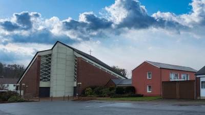 Die Kirche und das Pfarrhaus von St. Petrus Canisius in Hohnhorst. (Foto: gk)