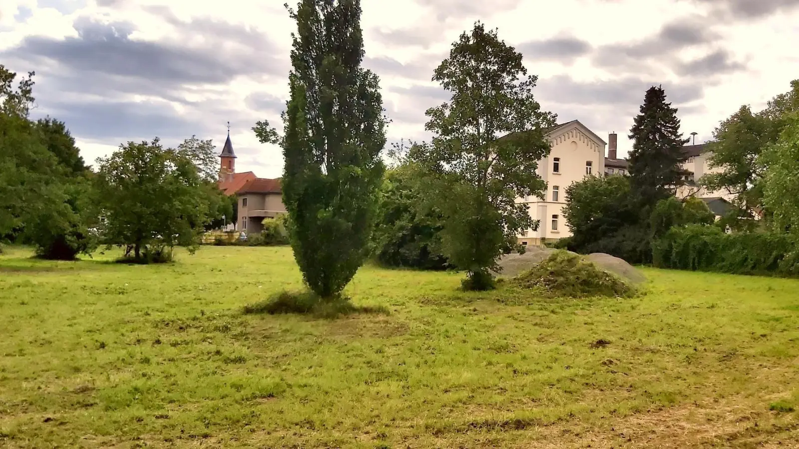 Auf dieser Fläche östlich vom Rathaus und südlich des Burgparks ist das „Gesunde Zentrum Rodenberg” geplant. (Foto: gk)